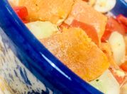 Una foto de ensalada de camote