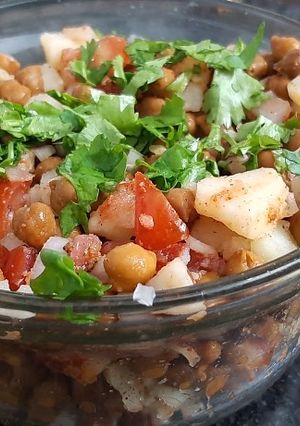 A picture of Chana chat masala.