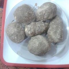 A picture of Jaggery atta ladoo.