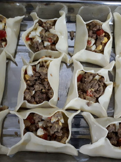 Una foto de Cuadraditos rellenos de carne 😊