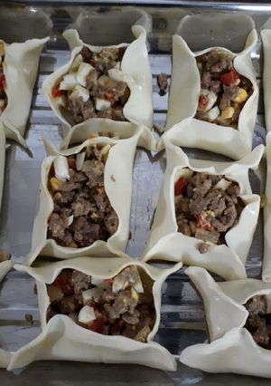 Una foto de Cuadraditos rellenos de carne 😊