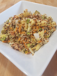 Una foto de Ensalada de quinoa y muchas cosas más!!