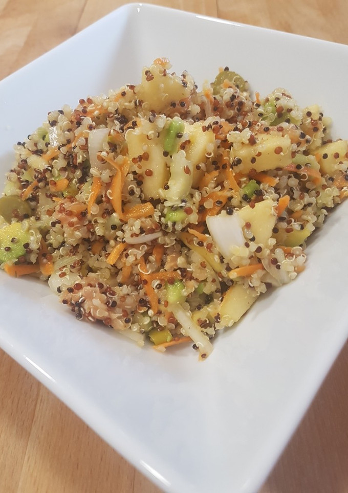 Una foto de Ensalada de quinoa y muchas cosas más!!