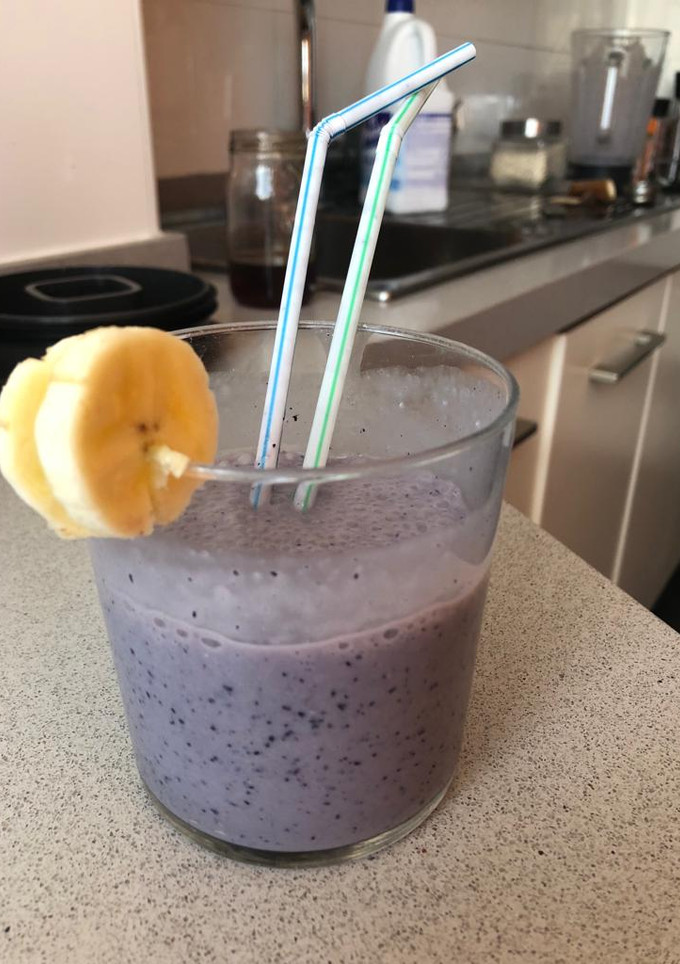 Una foto de Batido de arándanos y plátano