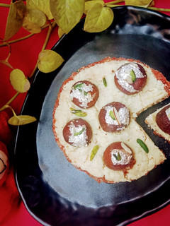 तिल, गाजर और मावा केक विद गुलाब जामुन(Til Gajar aur Mawa cake with gulab jamun recipe in hindi) रेसिपी मुख्य फोटो