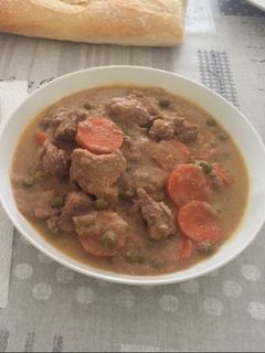 Una foto de Ternera estofada con guisantes y zanahoria