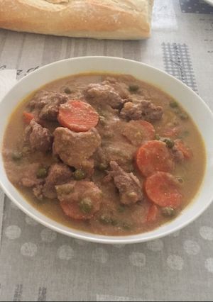 Una foto de Ternera estofada con guisantes y zanahoria