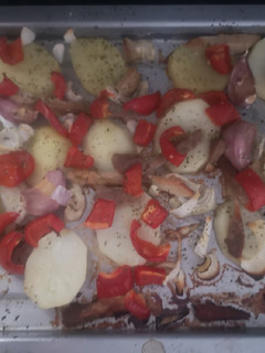 Una foto de Patatas con lomo y verdura al horno