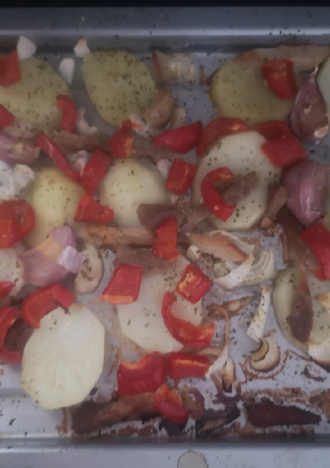 Una foto de Patatas con lomo y verdura al horno