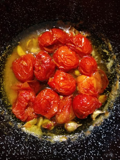 Una foto de Tomates con ajo para' mojar pan