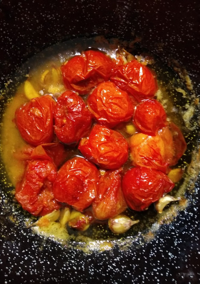 Una foto de Tomates con ajo para' mojar pan