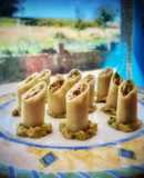 Canelones fríos de bonito del norte sobre cama de guacamole