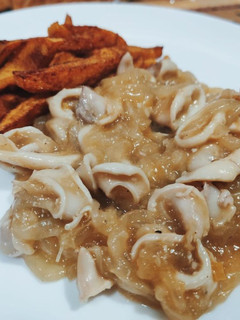 Una foto de Chipirones encebollados