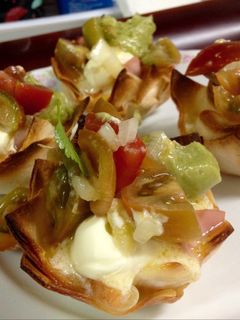 Una foto de Cestas de jamón y queso con guacamole