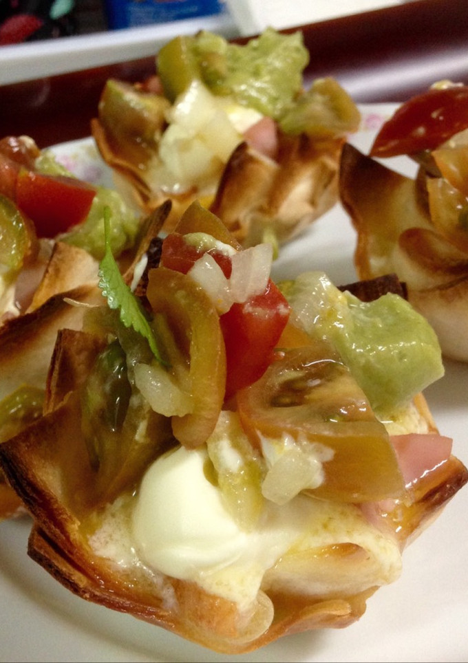Una foto de Cestas de jamón y queso con guacamole