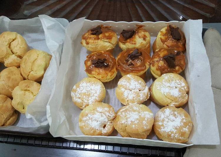 Cream Puff with Dulce de Leche topping