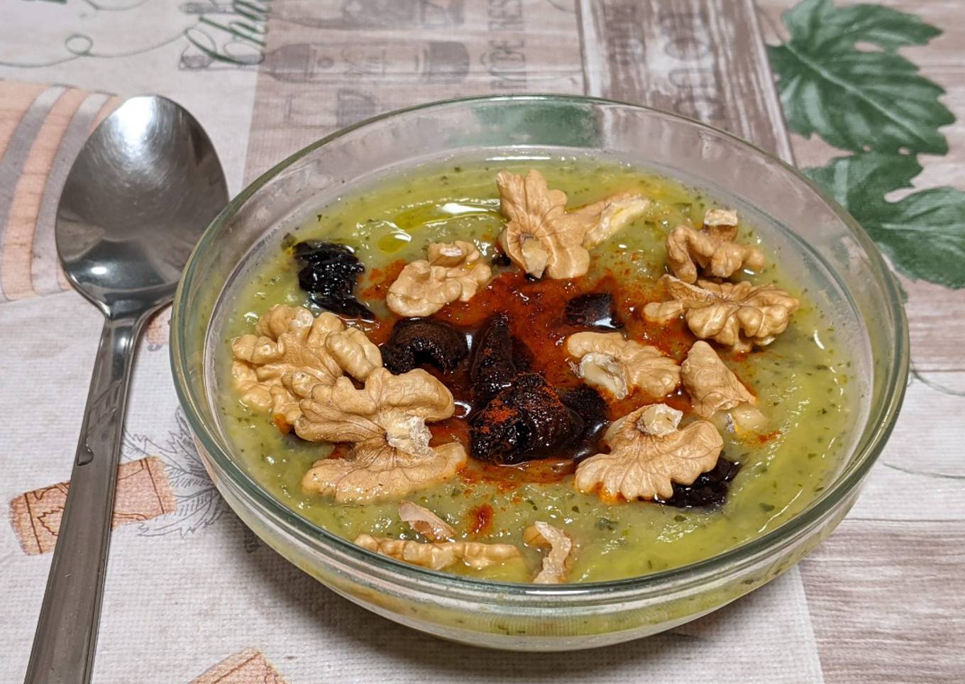 Crema de calabacín con nueces y ciruelas secas