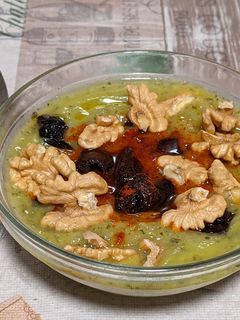 Una foto de Crema de calabacín con nueces y ciruelas secas