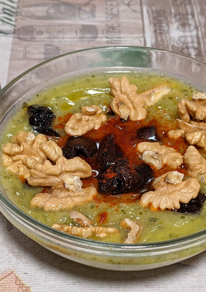 Una foto de Crema de calabacín con nueces y ciruelas secas