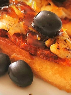 Una foto de Pincho de Bacalao con Tomate seco, Cebolla caramelizada y salsa Teriyaki