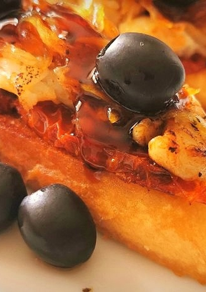 Una foto de Pincho de Bacalao con Tomate seco, Cebolla caramelizada y salsa Teriyaki