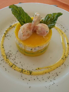 Una foto de Causa limeña de camarones
