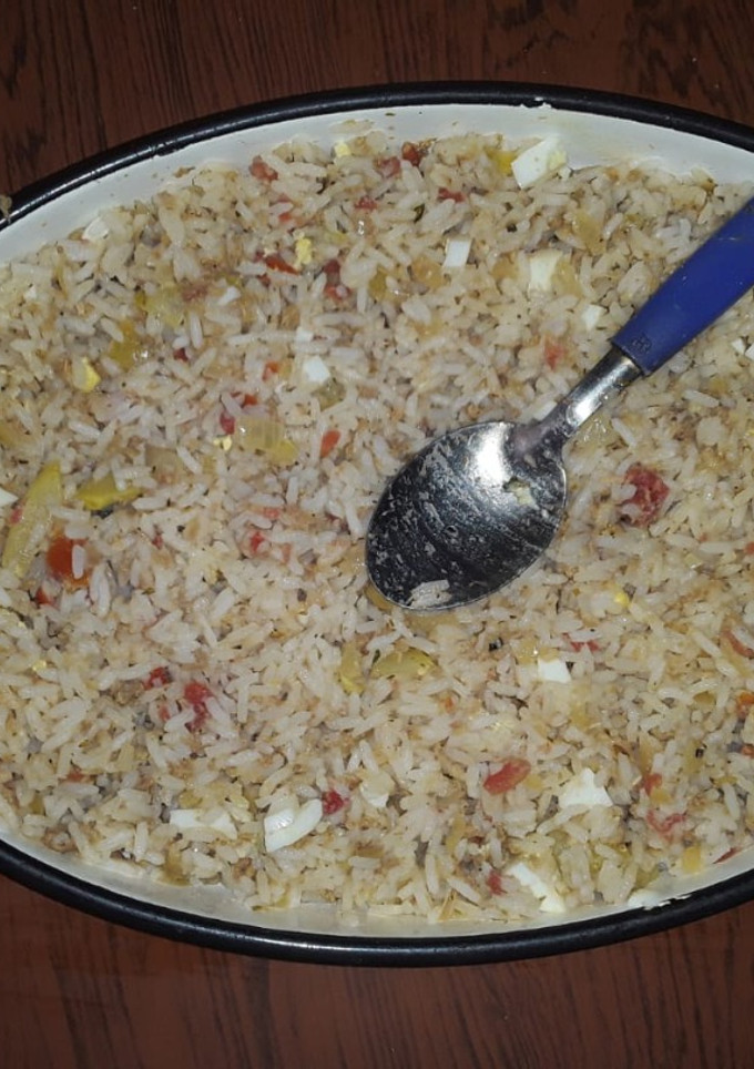 Una foto de Arroz con atún salteado