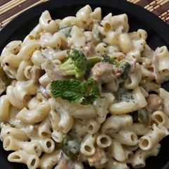 A picture of White Sauce Chicken Pasta.