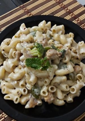 A picture of White Sauce Chicken Pasta.