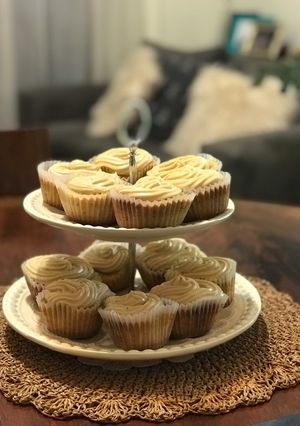 Una foto de Cupcakes de Maracuyá con frosting de mantequilla de maní
