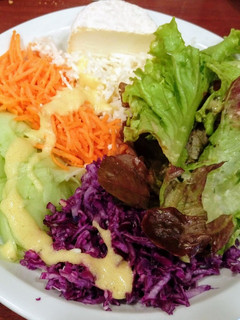 Una foto de Ensalada crudité con queso de Rocamadour