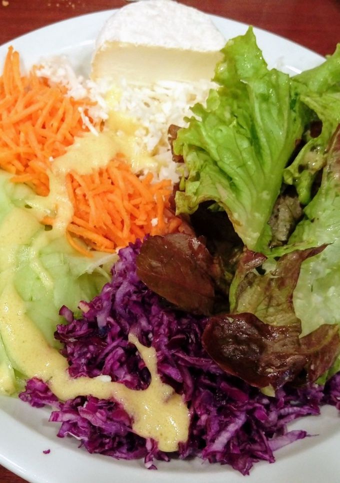 Una foto de Ensalada crudité con queso de Rocamadour