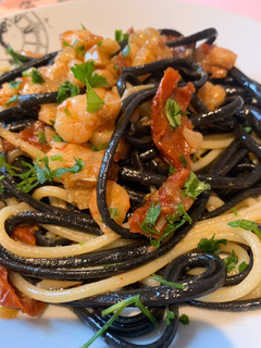 Una foto de Espaguetis con gambas y tomate