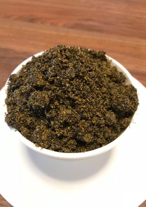 A picture of Karale chutney.