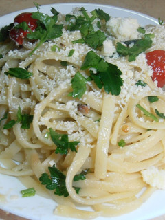 Φωτογραφία της συνταγής Τα “aglio, olio, peperoncino” της Καθαράς Δευτέρας. Με καπνιστή ρέγγα και φρέσκο κρεμμυδάκι!