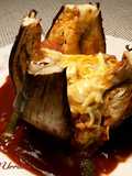 Berenjena rellena al horno, con salsa de picadillo de tomate y queso