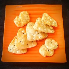 A picture of Kalonji khasta papdi.