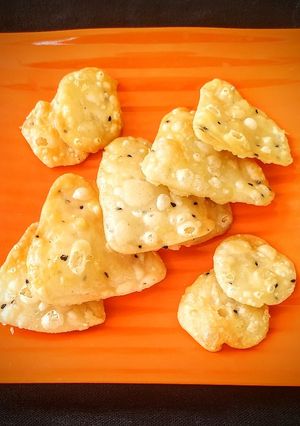 A picture of Kalonji khasta papdi.