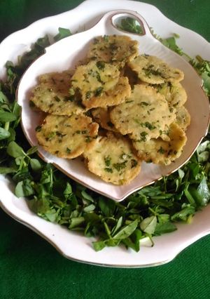 A picture of Methi Mathri.