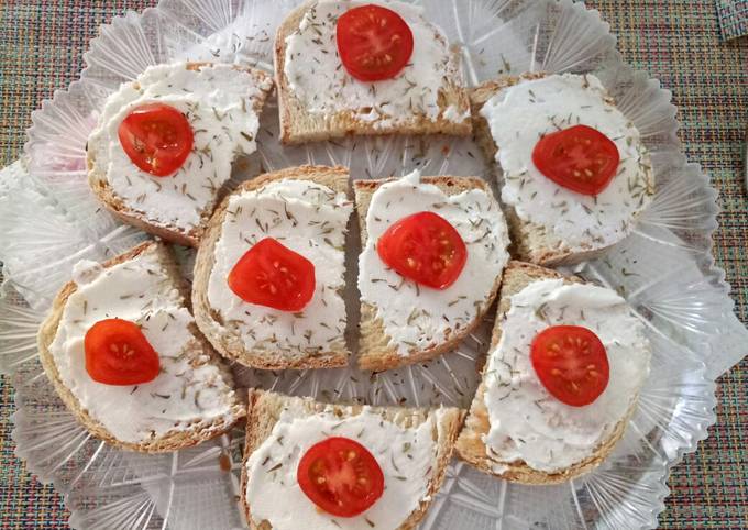 Bruschetta with goat's cheese, honey and thyme