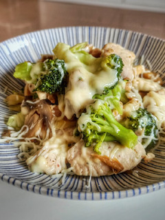 Una foto de Salteado de pavo, brócoli y champiñones