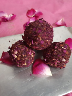 રોઝ માવા બોલ (rose mawa boll recipe in gujarati) રેસીપી મુખ્ય ફોટો