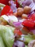 Ensalada de Garbanzos con Lechuga y Tomate