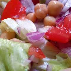 Una foto de Ensalada de Garbanzos con Lechuga y Tomate