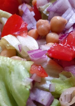 Una foto de Ensalada de Garbanzos con Lechuga y Tomate