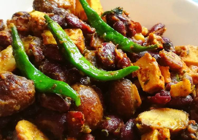 Recipe: Perfect Saucy Mushroom, Bean and Tofu Chili (Vegan)