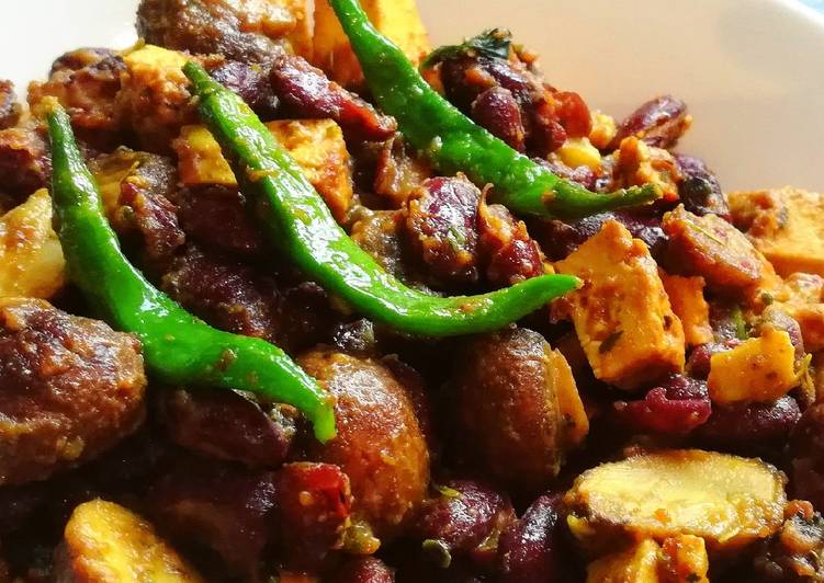 Recipe of Quick Saucy Mushroom, Bean and Tofu Chili (Vegan)