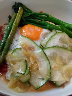Una foto de Huevos al plato con verduras de estación