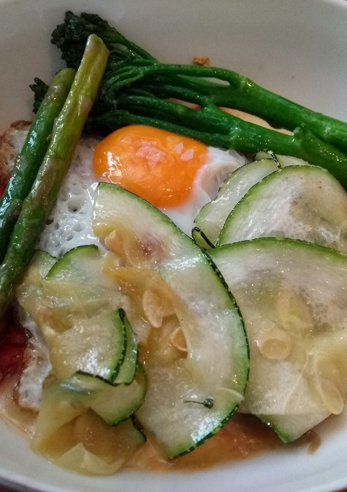 Una foto de Huevos al plato con verduras de estación