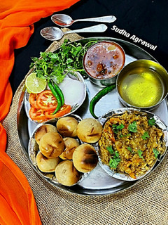 स्ट्रीट स्टाइल बाटी चोखा (Street style Bati Chokha recipe in Hindi) रेसिपी मुख्य फोटो